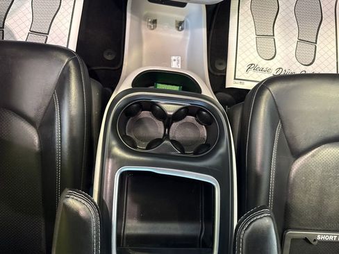 Used 2024 Chrysler Pacifica Touring-L FWD image 21