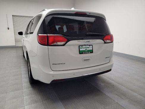 Used 2017 Chrysler Pacifica Limited w/ UConnect Theater Package image 6