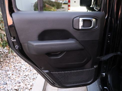 Used 2021 Jeep Wrangler Unlimited Sahara image 11