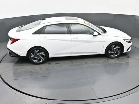 Certified 2025 Hyundai Elantra SEL image 37