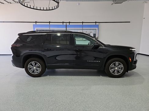 Used 2025 Chevrolet Traverse LT FWD image 9