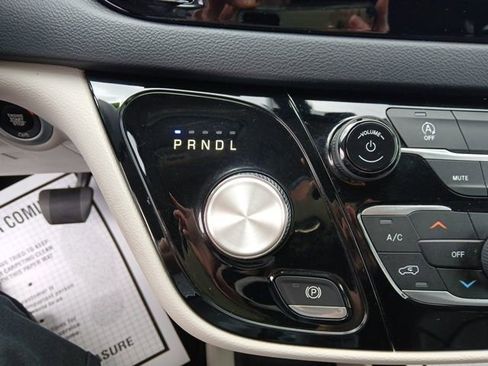 Used 2020 Chrysler Pacifica Touring-L image 24