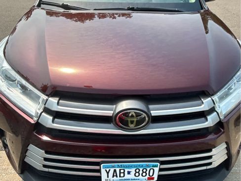 Used 2019 Toyota Highlander XLE AWD/4WD image 2