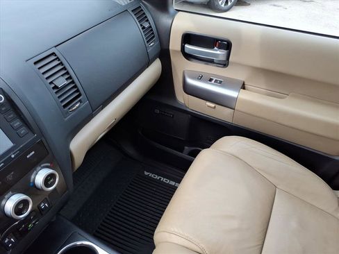 Used 2020 Toyota Sequoia Limited w/ Safety & Convenience Package image 33