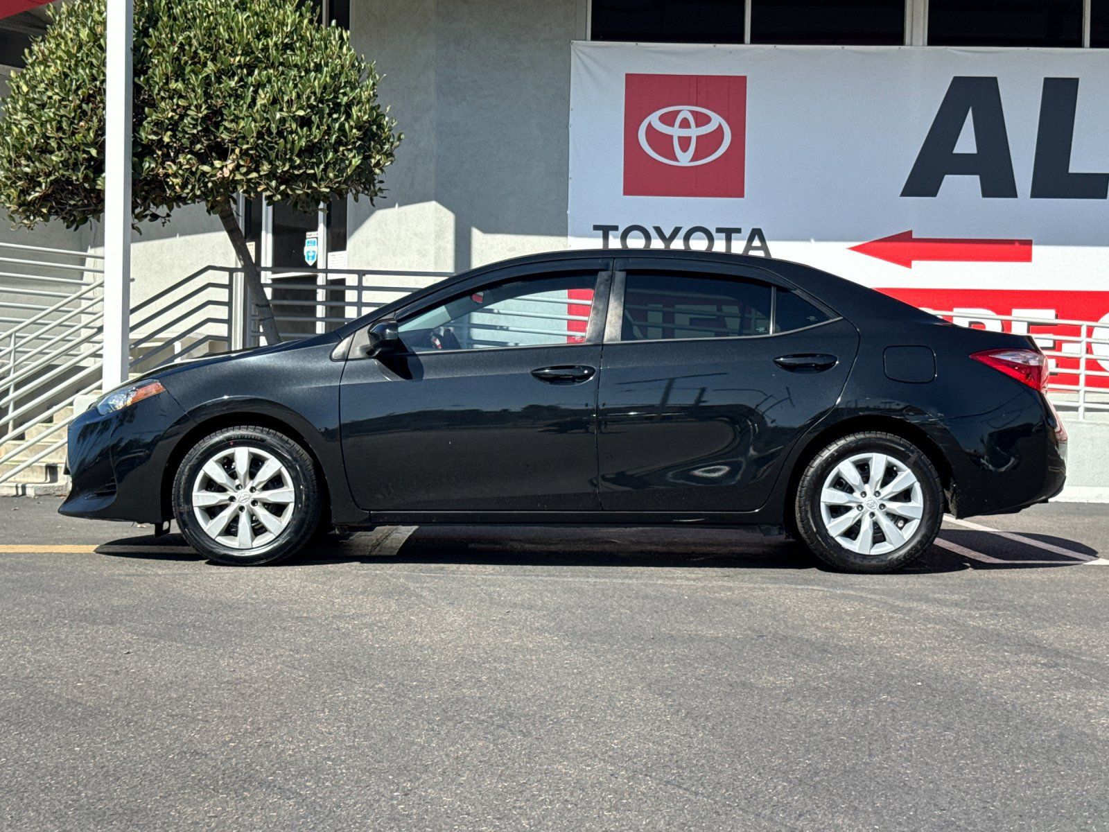 Used 2017 Toyota Corolla LE FWD image 2