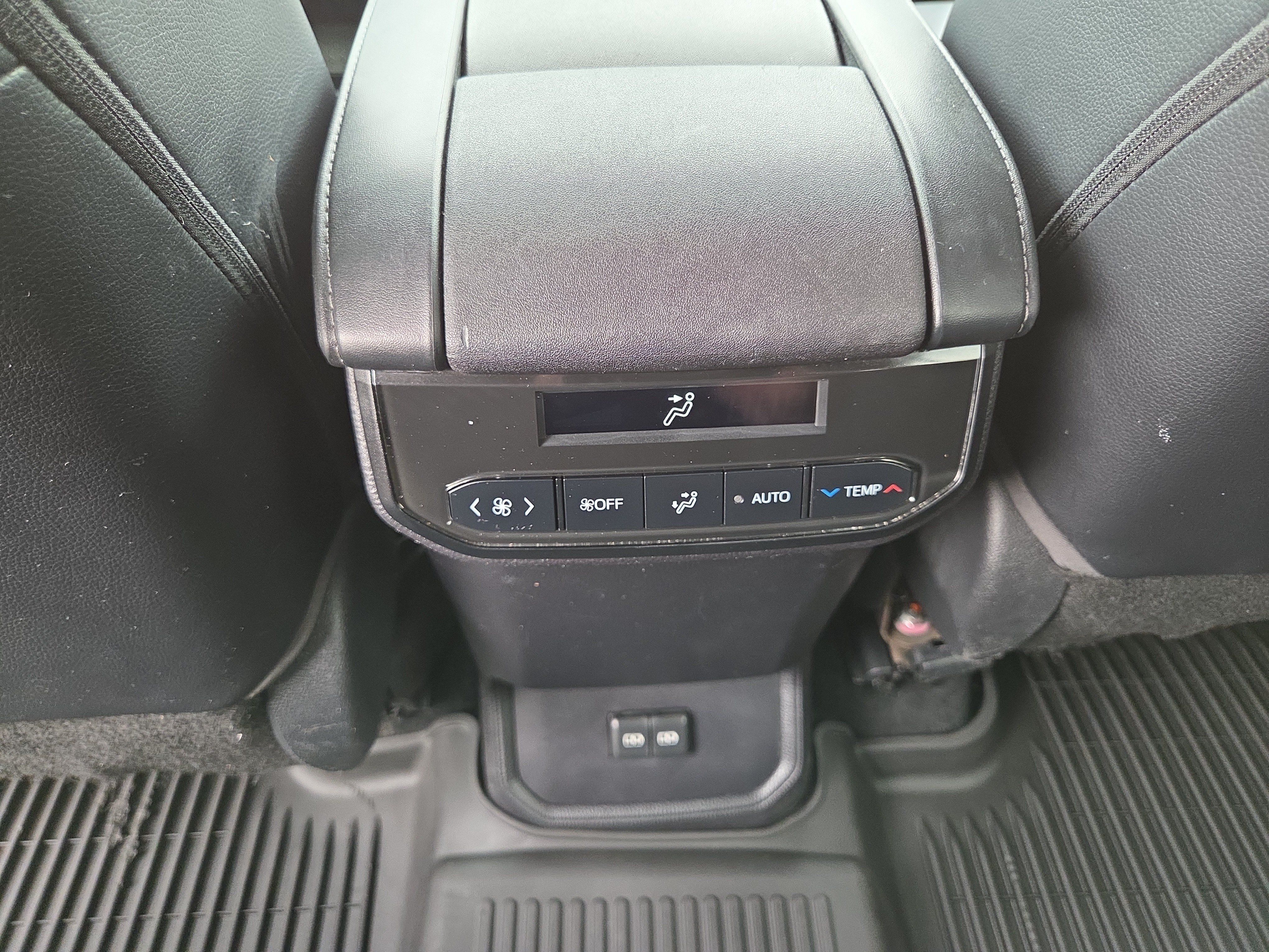 Used 2022 Toyota Highlander XLE AWD/4WD image 21