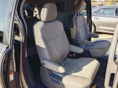 Used 2021 Toyota Sienna LE FWD image 12