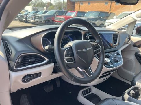 Used 2017 Chrysler Pacifica Touring-L w/ Tire & Wheel Group FWD image 7