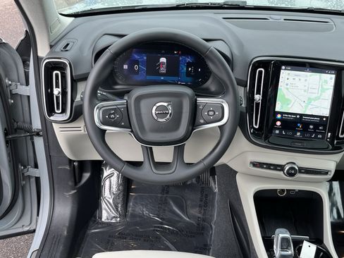 Used 2024 Volvo XC40 B5 Plus image 12