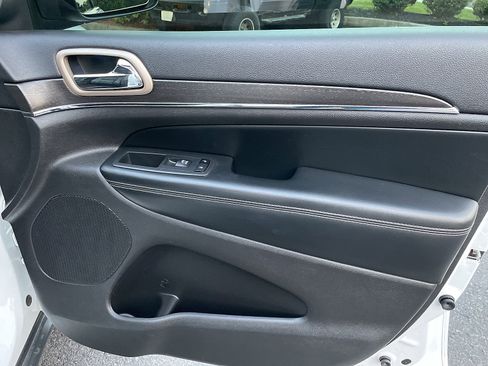 Used 2017 Jeep Grand Cherokee Limited image 31