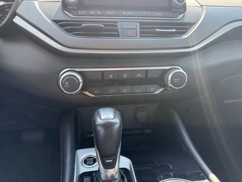 Used 2024 Nissan Altima 2.5 SR FWD image 17