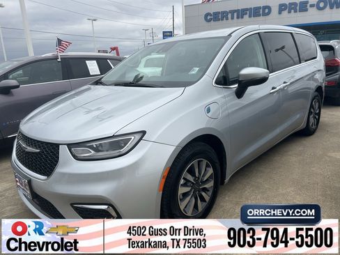 Used 2023 Chrysler Pacifica Touring-L image 1