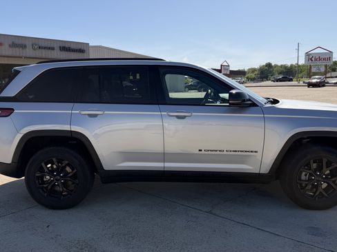Used 2025 Jeep Grand Cherokee Altitude AWD/4WD image 9