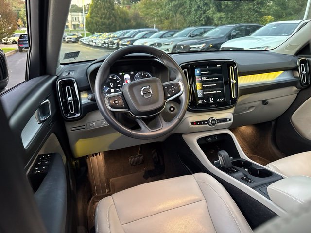 Used 2021 Volvo XC40 T5 Momentum w/ Premium Package AWD/4WD image 13