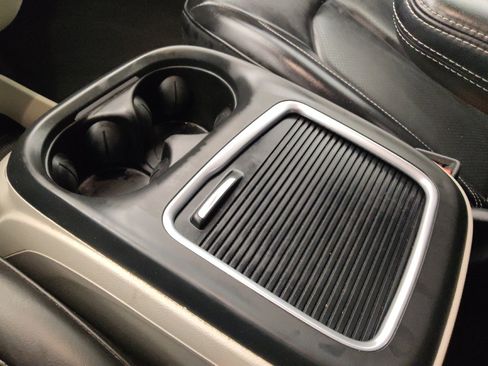 Used 2023 Chrysler Pacifica Touring-L FWD image 26