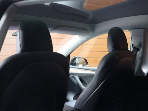 Used 2022 Tesla Model Y Long Range AWD/4WD image 18
