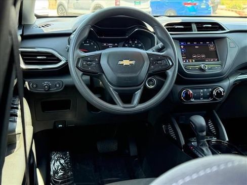 Used 2022 Chevrolet TrailBlazer LT w/ LPO, Blackout Package FWD image 9