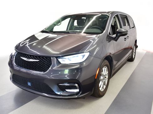 Used 2023 Chrysler Pacifica Touring-L FWD image 4