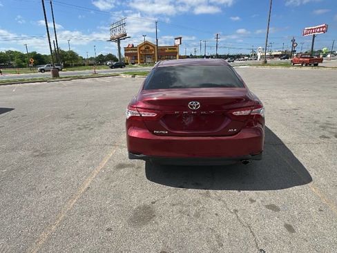 Used 2018 Toyota Camry XLE image 2