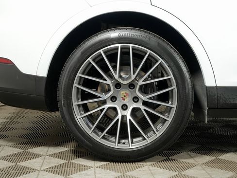 Certified 2022 Porsche Cayenne w/ Premium Package image 41