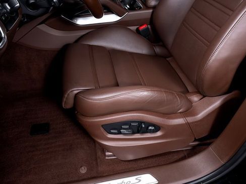 Used 2022 Porsche Cayenne Turbo S image 19