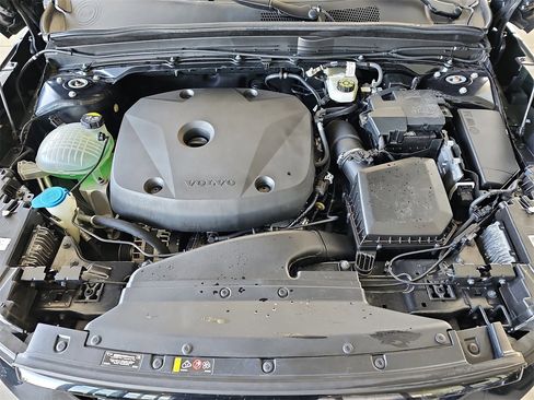 Used 2022 Volvo XC40 T5 R-Design w/ Advanced Package image 32