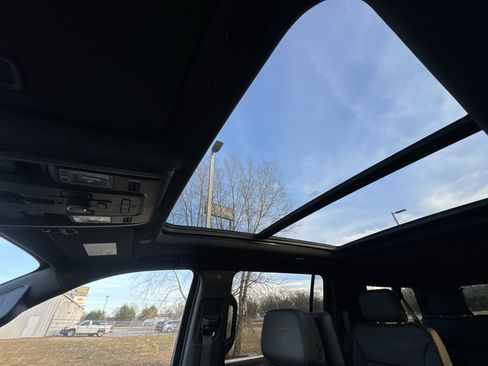 Used 2024 Chevrolet Suburban High Country w/ Advanced Technology Package image 22