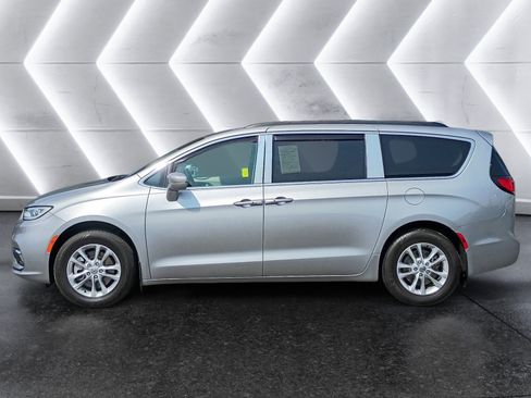 Used 2021 Chrysler Pacifica Touring AWD/4WD image 3