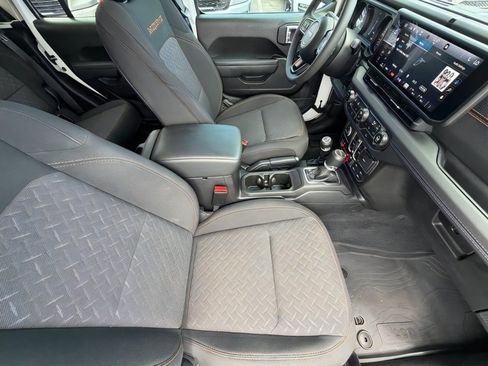 Certified 2025 Jeep Gladiator Mojave w/ Convenience Group AWD/4WD image 10