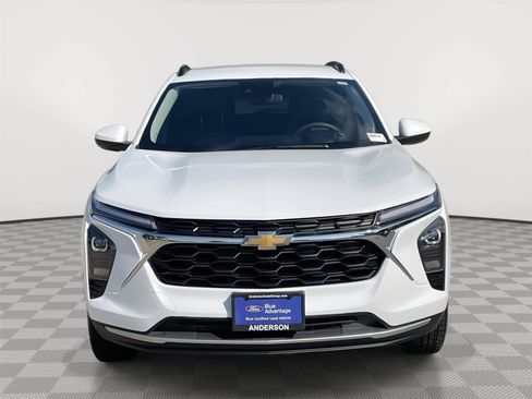 Used 2025 Chevrolet Trax LT FWD image 4