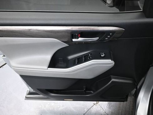Used 2023 Toyota Highlander Limited image 29