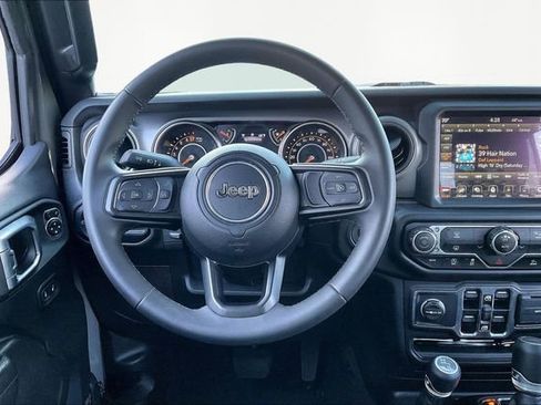 Used 2023 Jeep Gladiator Sport image 8