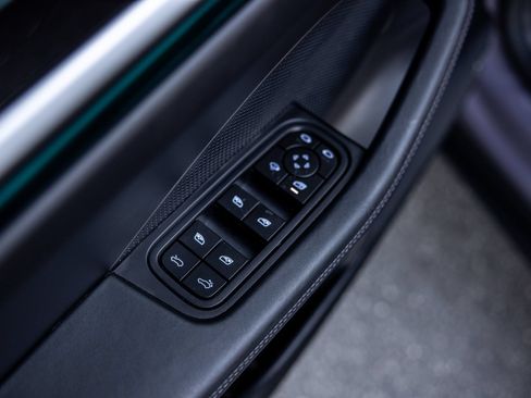 Certified 2025 Porsche Macan 4S Electric AWD/4WD image 39