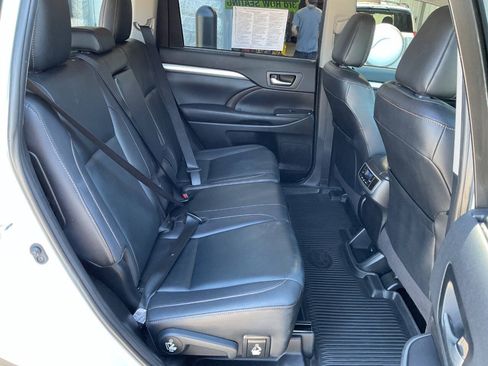 Used 2019 Toyota Highlander XLE AWD/4WD image 38