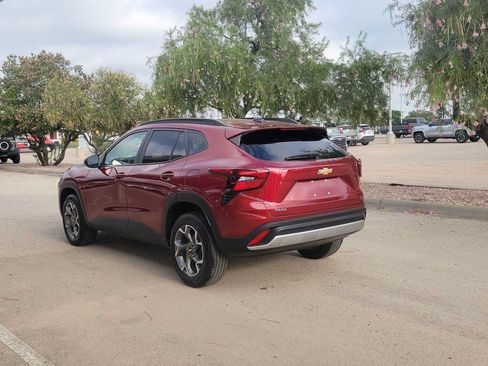 Used 2025 Chevrolet Trax LT FWD image 6