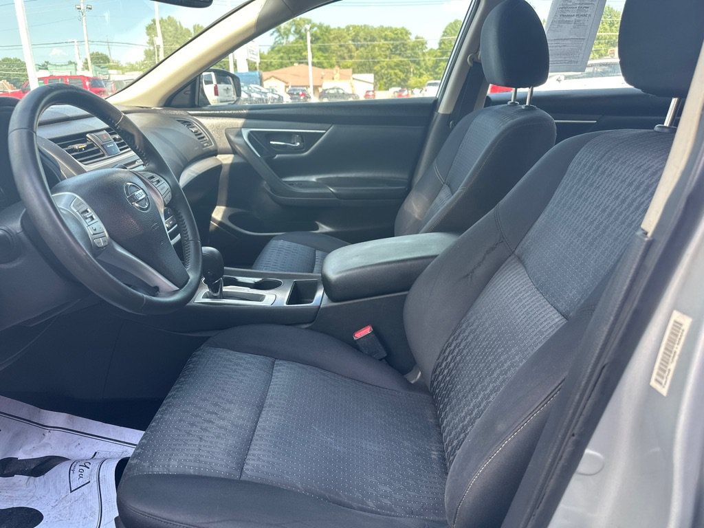 Used 2016 Nissan Altima 2.5 SV w/ Convenience Package FWD image 2