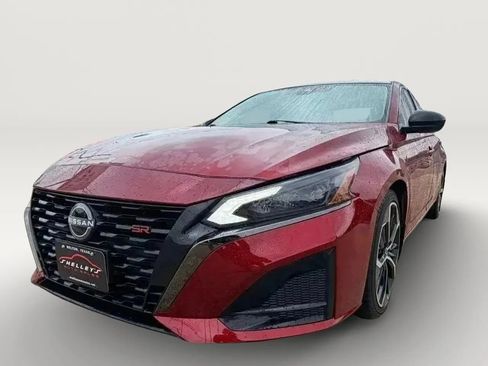 Used 2023 Nissan Altima 2.5 SR FWD image 2