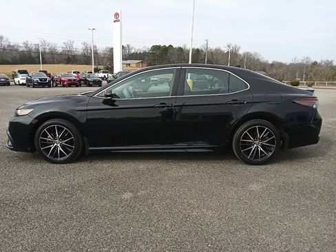 Used 2024 Toyota Camry SE image 6