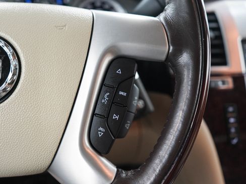 Used 2011 Cadillac Escalade Luxury AWD/4WD image 27