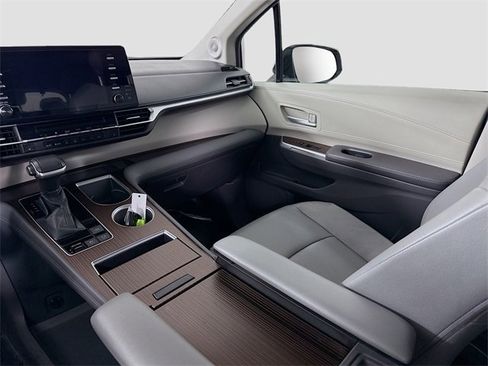 Certified 2021 Toyota Sienna XLE image 24