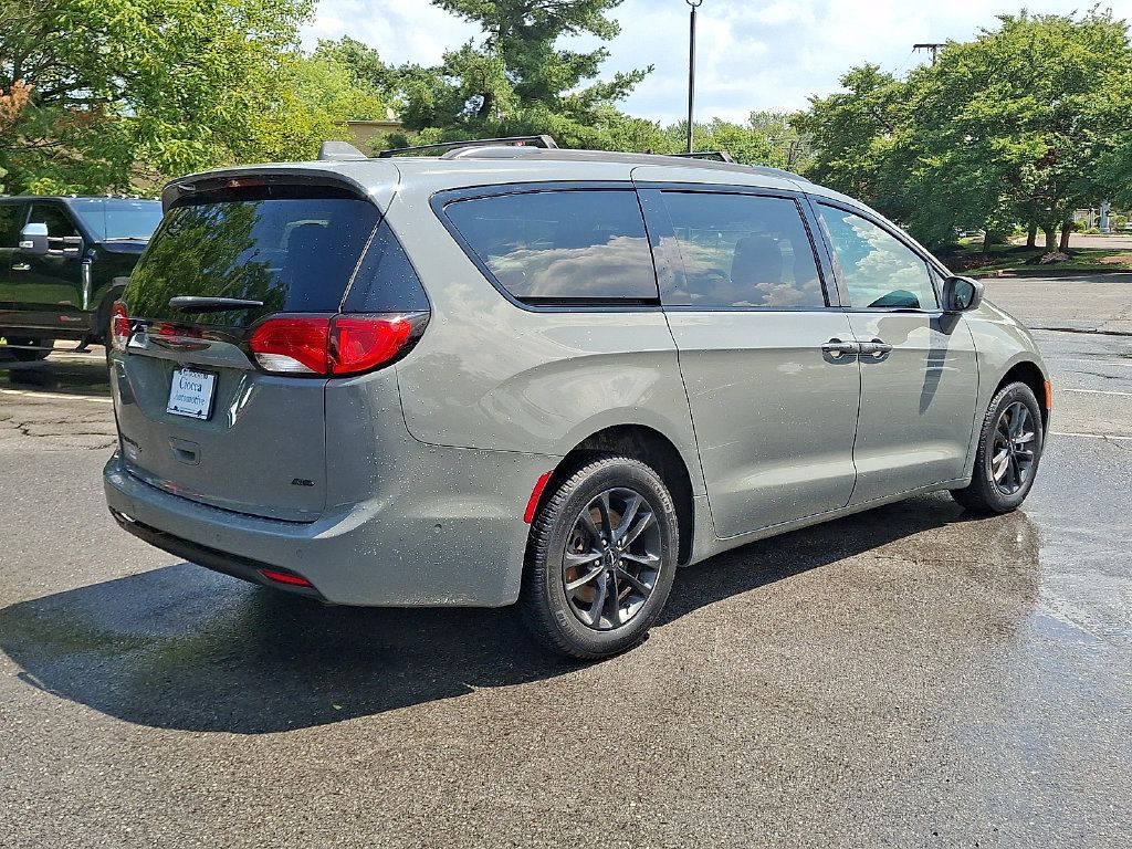 Used 2020 Chrysler Pacifica Touring-L w/ Advanced Safetytec Group AWD/4WD image 9