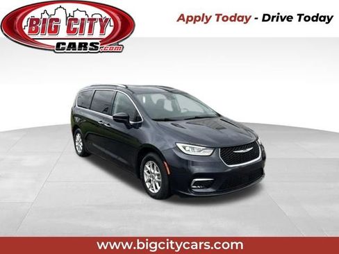 Used 2021 Chrysler Pacifica Touring-L FWD image 1