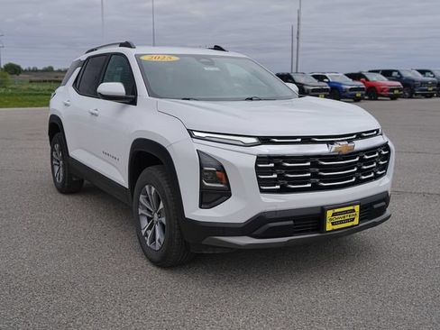 Used 2025 Chevrolet Equinox LT w/ Convenience Package II AWD/4WD image 3