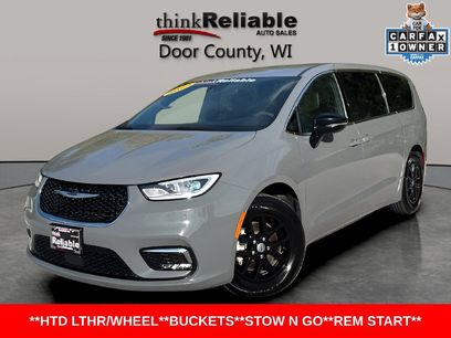 Used 2025 Chrysler Pacifica Select