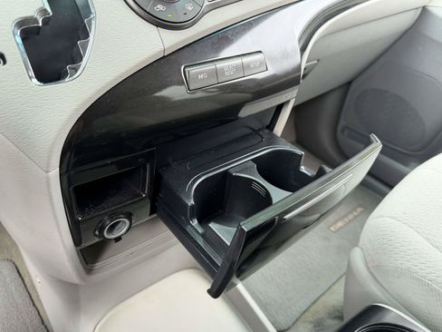 Used 2012 Toyota Sienna LE FWD image 28
