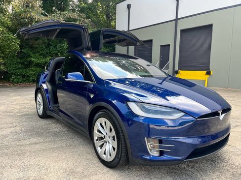 Used 2018 Tesla Model X 75D image 9