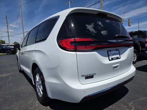 Used 2023 Chrysler Pacifica Touring-L FWD image 44
