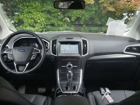 Used 2018 Ford Edge Titanium w/ Equipment Group 302A AWD/4WD image 10