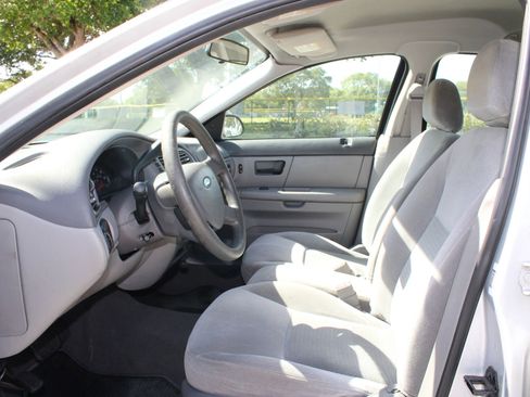 Used 2005 Ford Taurus SE FWD image 6
