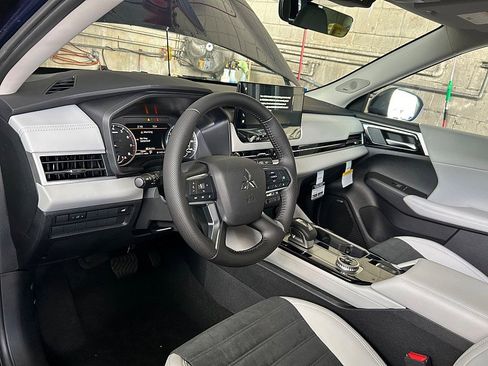 New 2025 Mitsubishi Outlander SE image 18